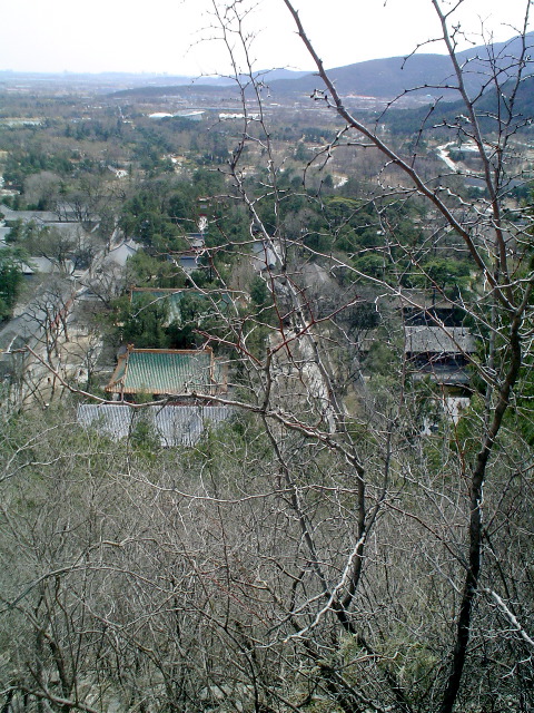 卧佛寺 (W&ograve;f&oacute;s&igrave;, Sleeping Buddha Temple) from above