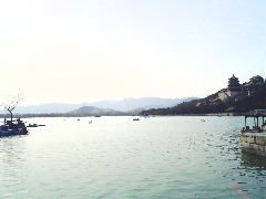 昆明湖 (Kūnm&iacute;ngh&uacute;, Kūnm&iacute;ng Lake)