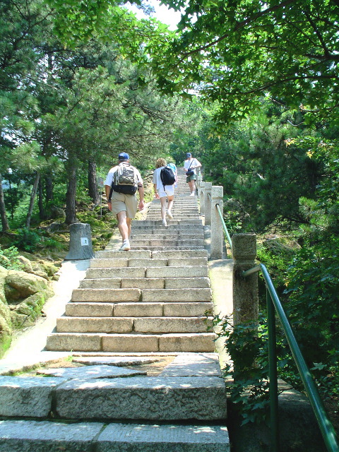 1000 step climb to M&ugrave;ti&aacute;ny&ugrave; (慕田峪)